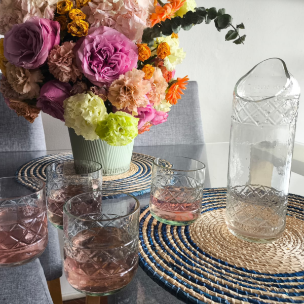 Imagen de los vasos del Set Floral de Two Glass, fabricados con botellas recicladas. Su forma sencilla y elegante se adapta a cualquier tipo de bebida, combinando funcionalidad con sostenibilidad.