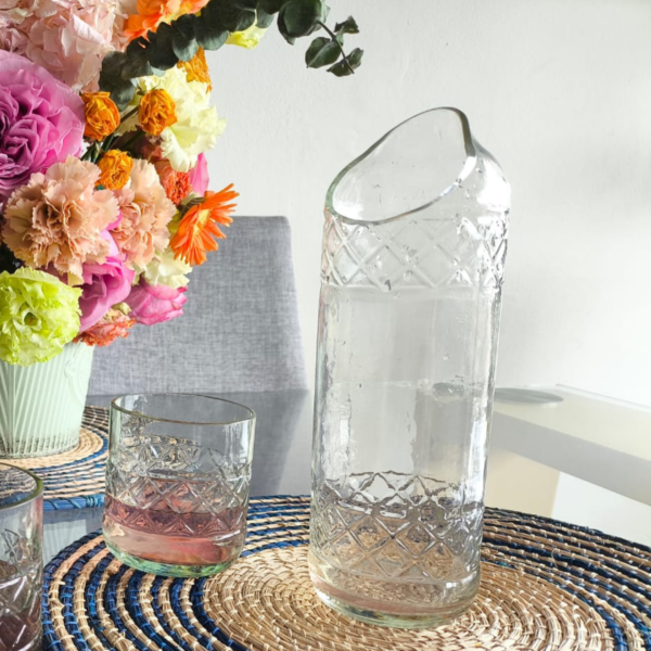 Imagen de los vasos del Set Floral de Two Glass, fabricados con botellas recicladas. Su forma sencilla y elegante se adapta a cualquier tipo de bebida, combinando funcionalidad con sostenibilidad.