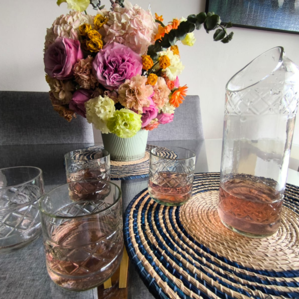 Imagen de los vasos del Set Floral de Two Glass, fabricados con botellas recicladas. Su forma sencilla y elegante se adapta a cualquier tipo de bebida, combinando funcionalidad con sostenibilidad.