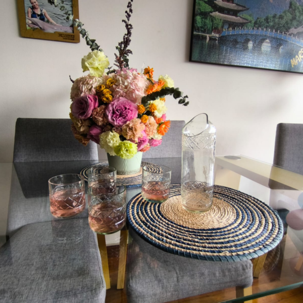 Imagen de los vasos del Set Floral de Two Glass, fabricados con botellas recicladas. Su forma sencilla y elegante se adapta a cualquier tipo de bebida, combinando funcionalidad con sostenibilidad.